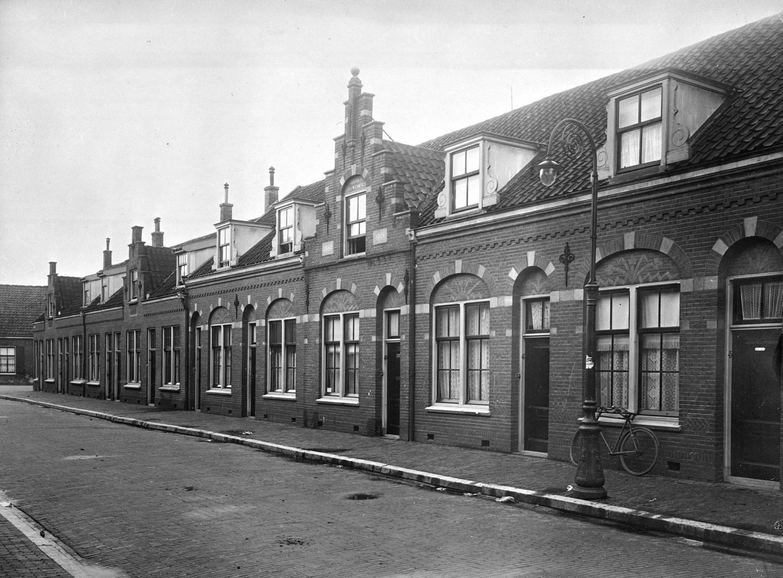 Gezicht op de vrijwoningen Minstraat 45 (rechts) - 65 te Utrecht. — gietijzeren lantaarn met zwanenhalsarm