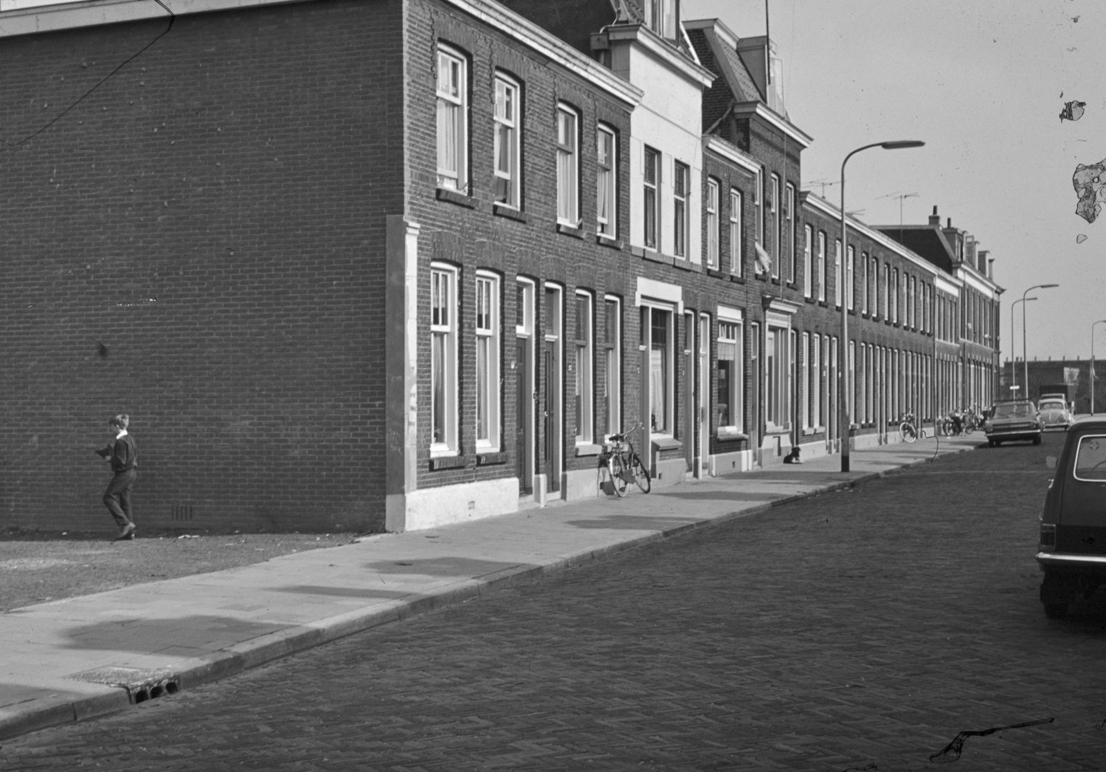 Gezicht in de Minstraat te Utrecht met de huizen nrs. 28-hoger. — stalen buismast met uitkragende arm