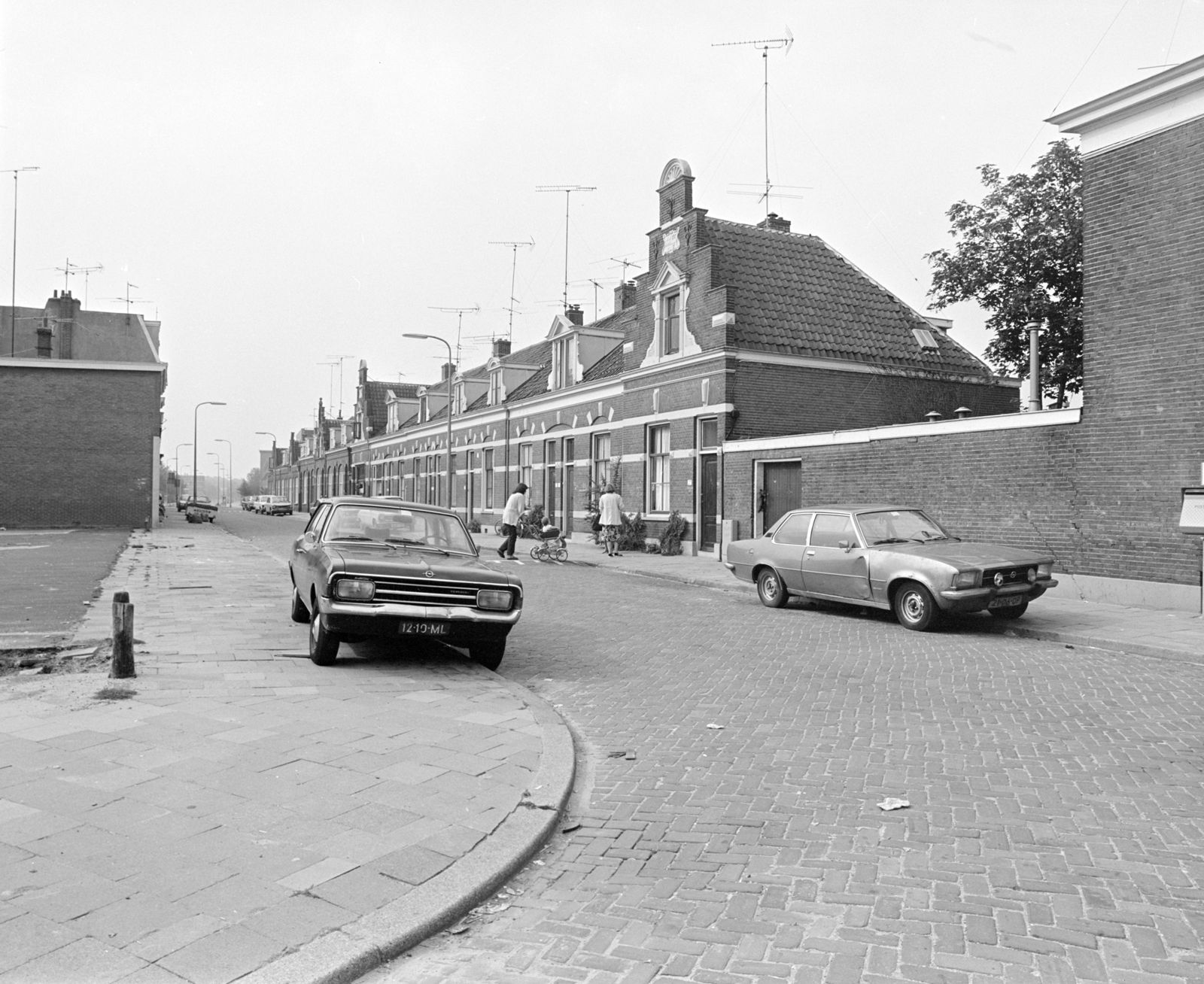 Gezicht op de voorgevels van de panden Minstraat 27-hoger te Utrecht. — stalen buismast met uitkragende arm