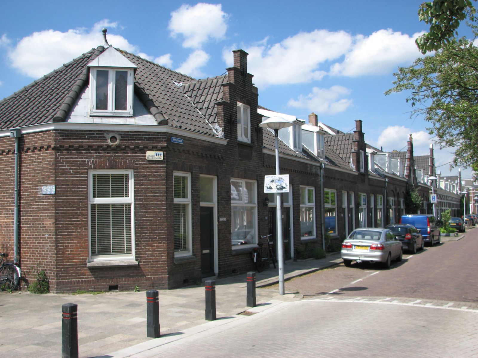 Gezicht op de hofjeswoningen Minstraat 27 - 65 (links) te Utrecht. — rechte buismast met schotelarmatuur